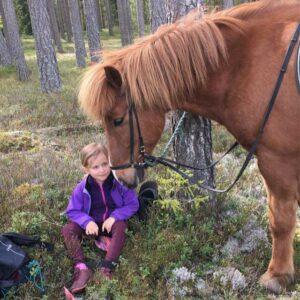 jente og islandshest